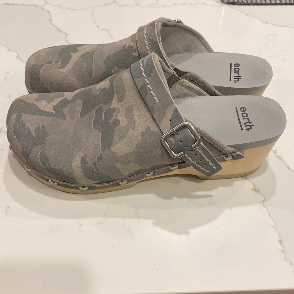 Earth camo clogs. Size 9.5M, worn once inside the house to try on. No box.